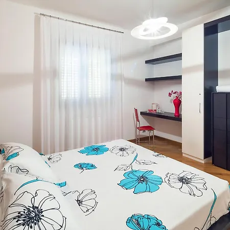 Afrodite فيلة كوستوناتشي