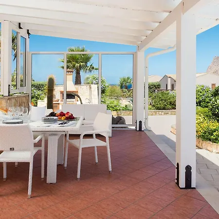 فيلة Afrodite كوستوناتشي